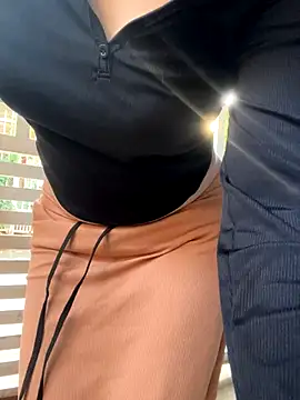 BigAssBee live sex cam