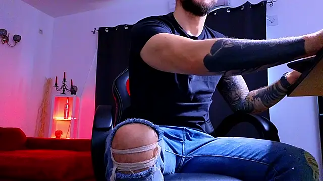 MightyAaron66 live sex cam