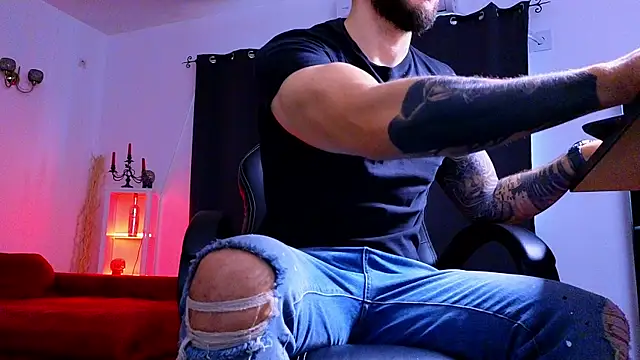 MightyAaron66 live sex cam