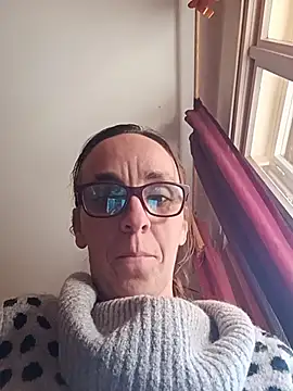 Dettybitch40 live sex cam