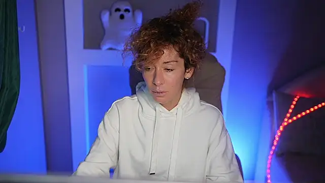 SophieTynes live sex cam