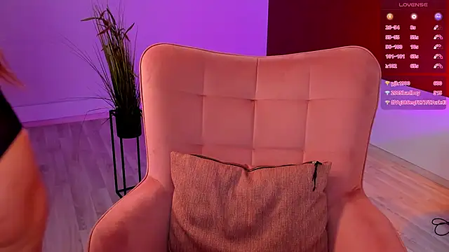 GiaCale live sex cam