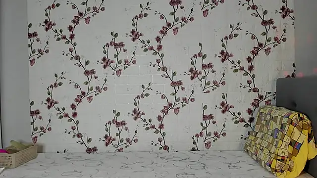 Alisagold90 live sex cam