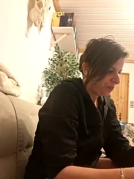 Alexis21821 live sex cam