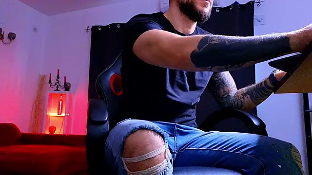 MightyAaron66 live sex cam