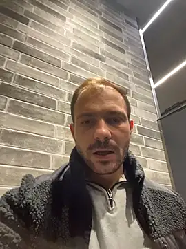 Adventurehotman live sex cam