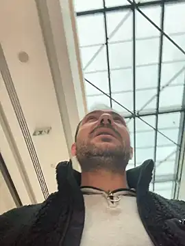 Adventurehotman live sex cam