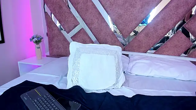 MaxiRogers live sex cam