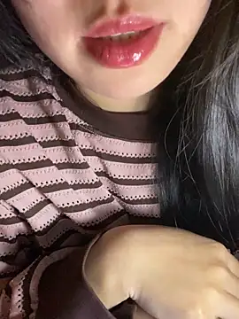 Uyennii02 live sex cam