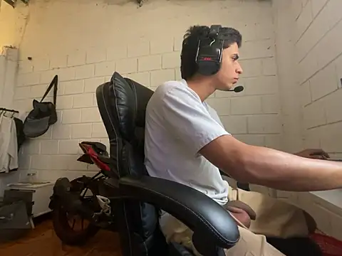 Max_TheHorseDick live sex cam