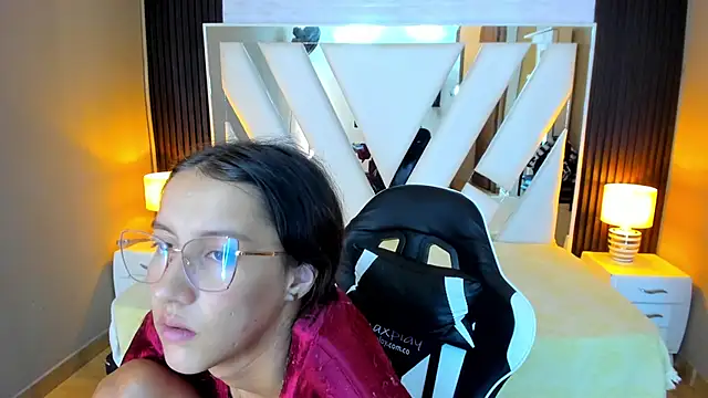 Linda4Petite live sex cam