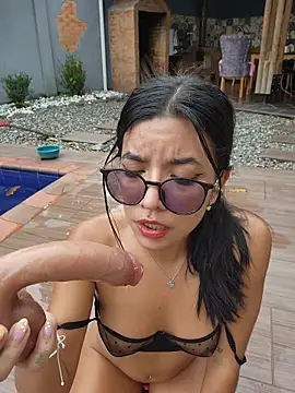 Pretty_roxxyy live sex cam