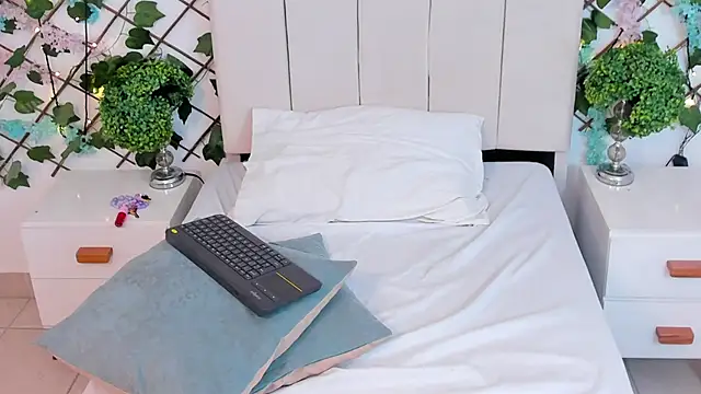 CharlotteBlossom's cam snapshot