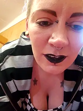 PinkTheHawk's cam snapshot