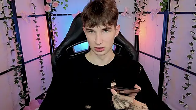 Maxwellchiik live sex cam