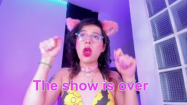 Sweet-SharoKitty live sex cam