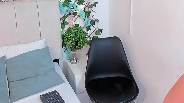 CharlotteBlossom's cam snapshot