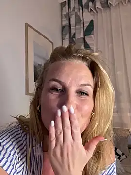 The_Real_Blondie4U's cam snapshot