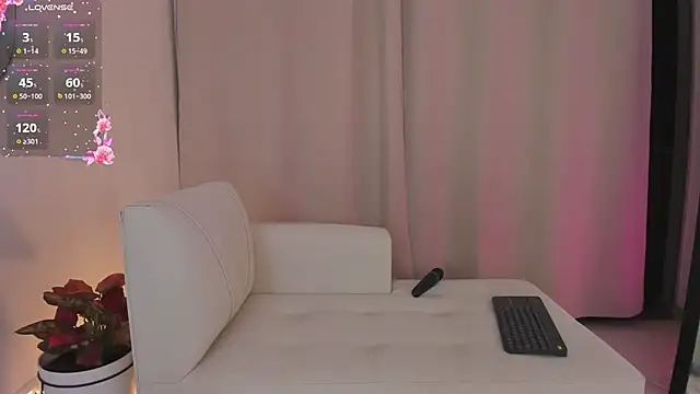 roxie_gates_'s cam snapshot