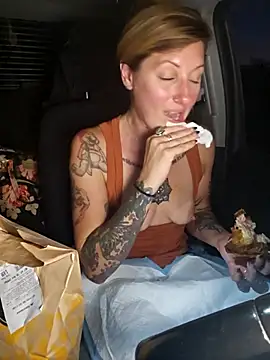 SheIsSomething live sex cam