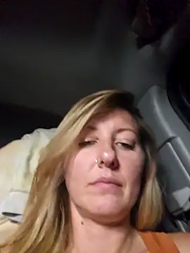 SheIsSomething live sex cam