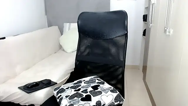 Laura-pervert live sex cam