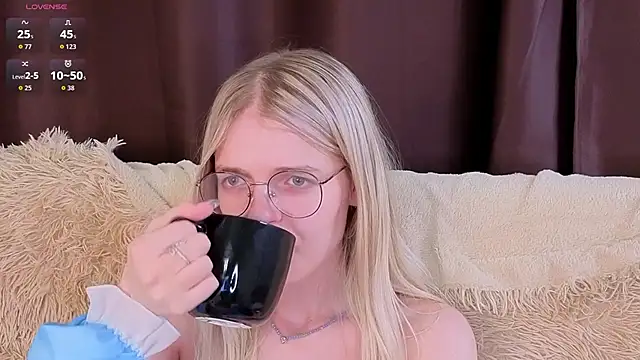 MonicaShiny live sex cam