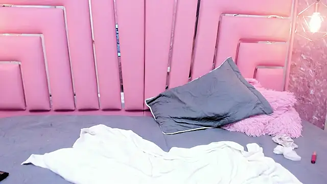 HOTTIE_MIA_'s cam snapshot