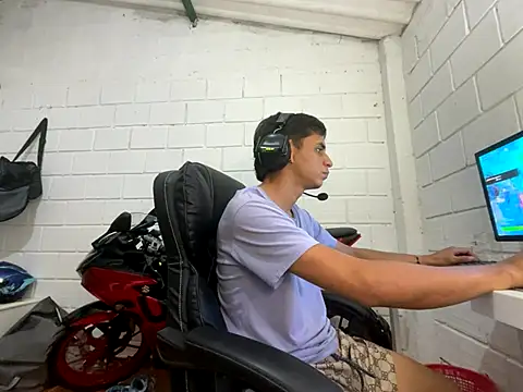 Max_TheHorseDick live sex cam