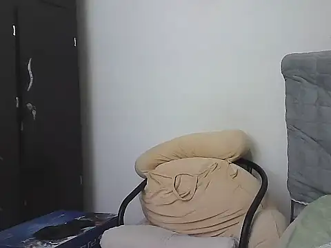 AlphaLatinoBear live sex cam