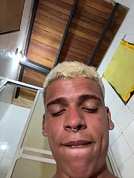 MrLeoLatino live sex cam