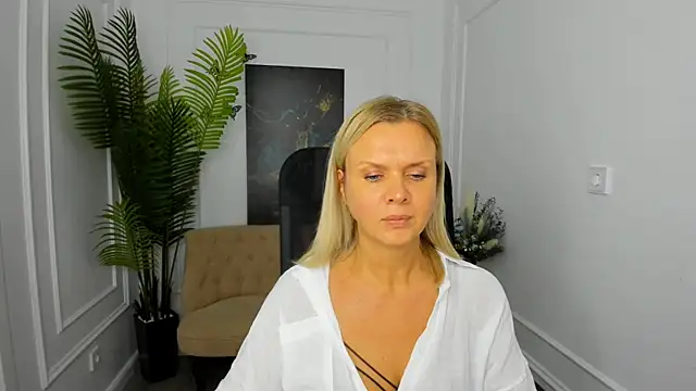 AgathaKlouin live sex cam