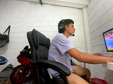 Max_TheHorseDick live sex cam