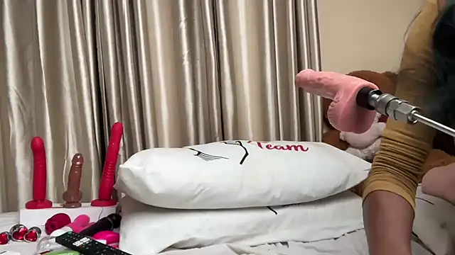 AudreySpanksFuck-'s cam snapshot