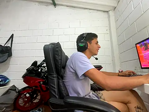 Max_TheHorseDick live sex cam