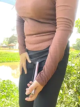 BigAssBee live sex cam