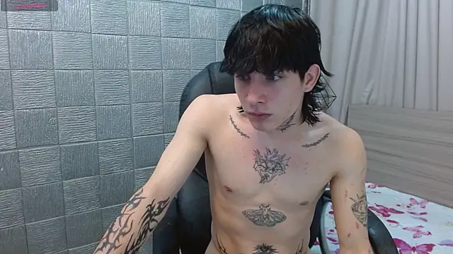 Iantwink18 live sex cam