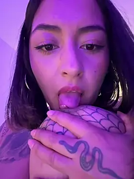 Rae_Lil_White live sex cam