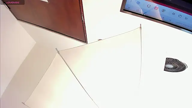 LuciaWallace live sex cam