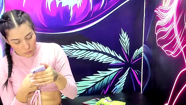 hot-threesome's cam snapshot