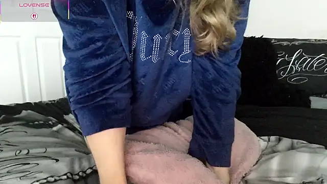 julimonroe live sex cam