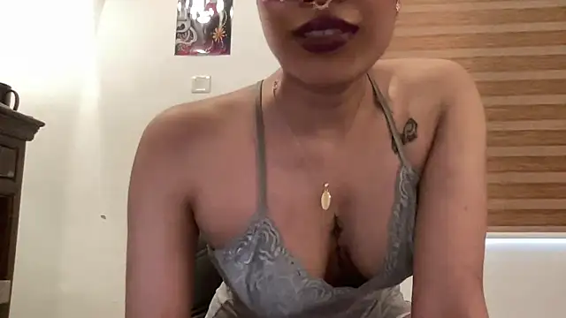 LucytheDevilQueen live sex cam