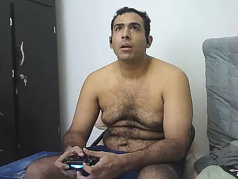 AlphaLatinoBear live sex cam