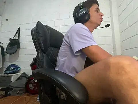 Max_TheHorseDick live sex cam