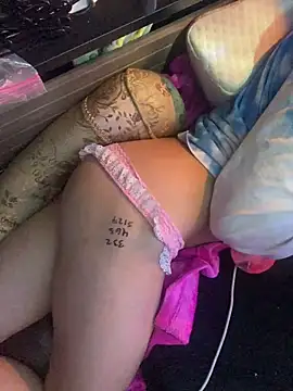 gurlnips live sex cam