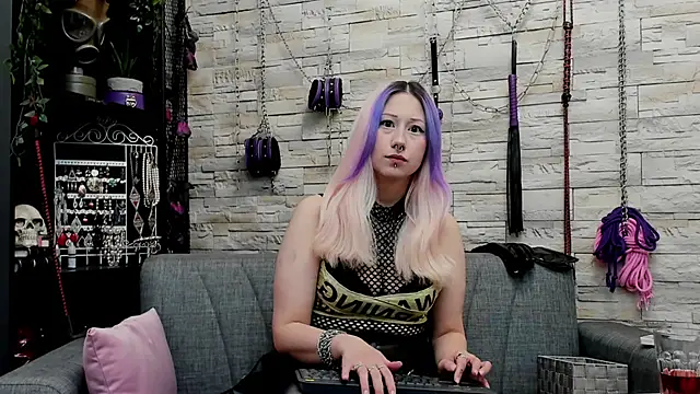 CruelMistress live sex cam