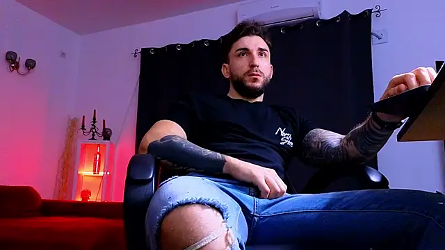 MightyAaron66 live sex cam