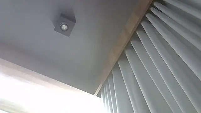 SkinnyKitten live sex cam