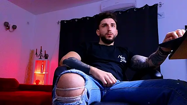 MightyAaron66 live sex cam