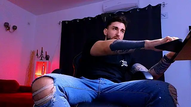 MightyAaron66 live sex cam